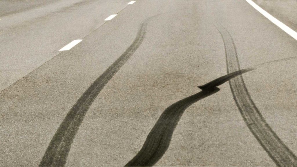 Bremsspur auf der Autobahn.