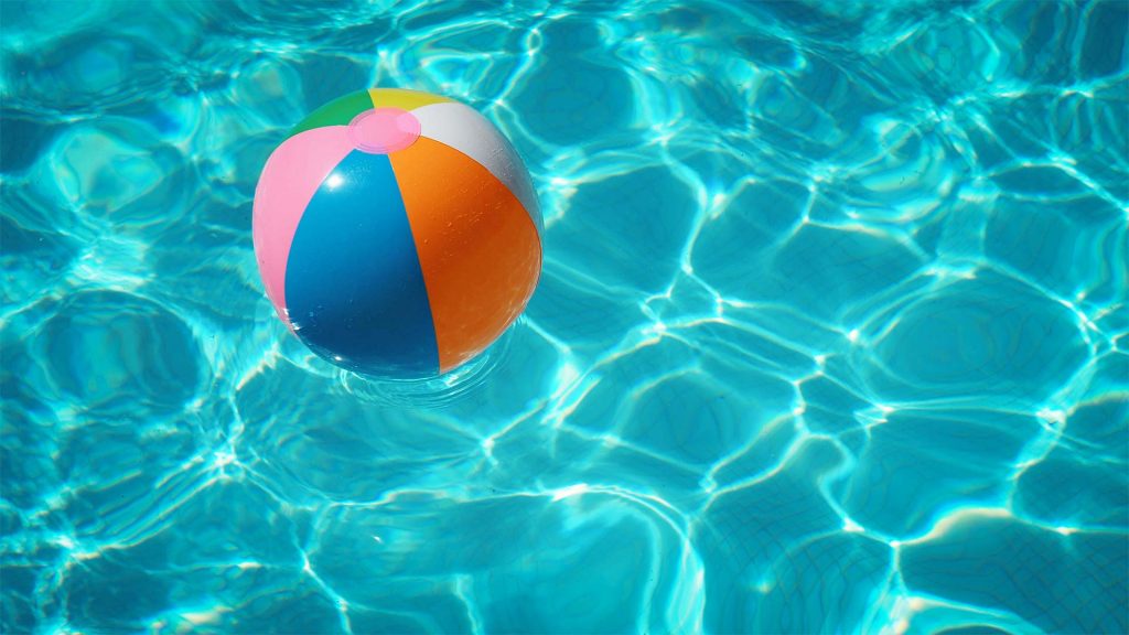 Ball treibt im Pool