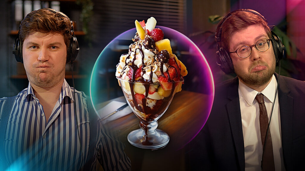 Zwischen den Science Cops Jonathan und Max ist ein großer Eisbecher mit Eis, Früchten, Sahne und Schokoladensoße zu sehen.