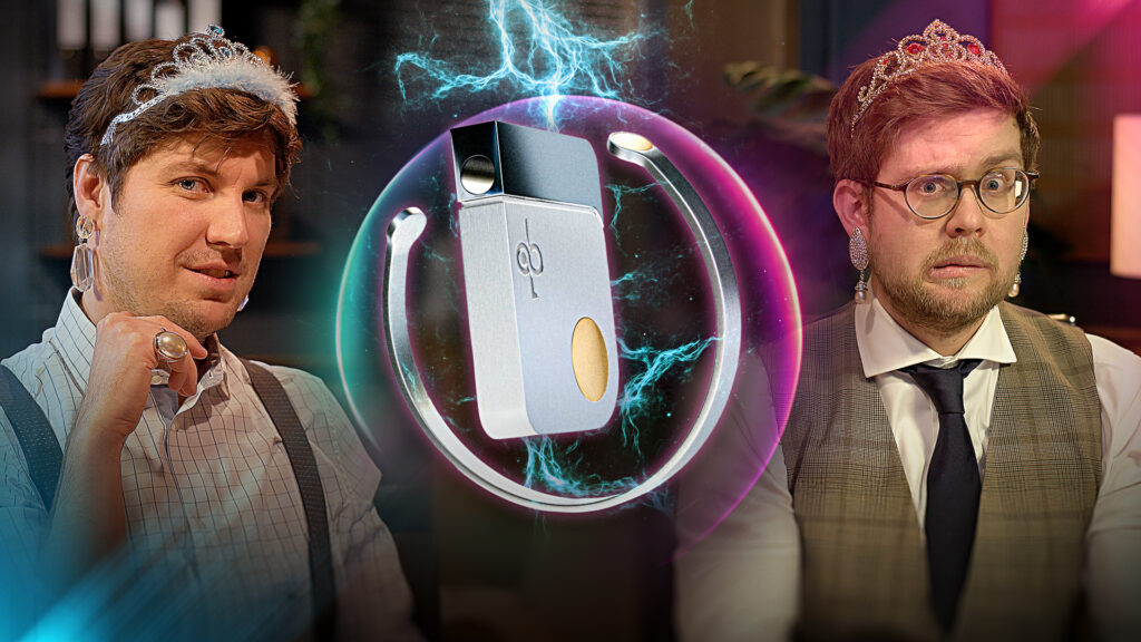 Jonathan und Max tragen ein Diadem und Ohrringe. Zwischen den beiden sind ein Armband und ein Anhänger der Firma Qi Blanco zu sehen.