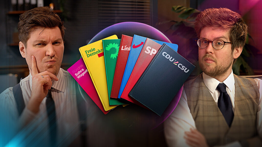 Jonathan und Max schauen fragend in die Kamera. Zwischen den beiden sind sieben Wahlprogramme farblich aufgereiht, v.l.n.r. BSW, FDP, Grüne, Linke, AfD, SPD, CDU/CSU
