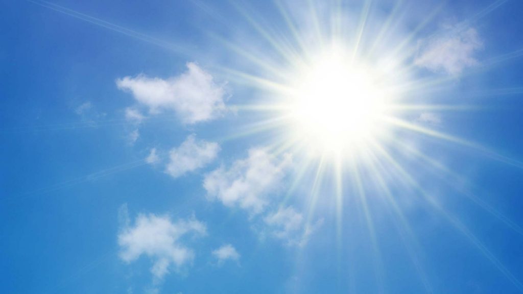 Sonne am blauen Himmel