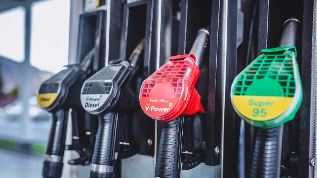 Verschiedene Kraftstoffe die bei einer herkömmlichen Tankstelle angeboten werden.
