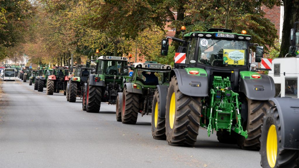 Traktoren auf der Straße bei den Bauernprotesten am 22. Oktober 2019