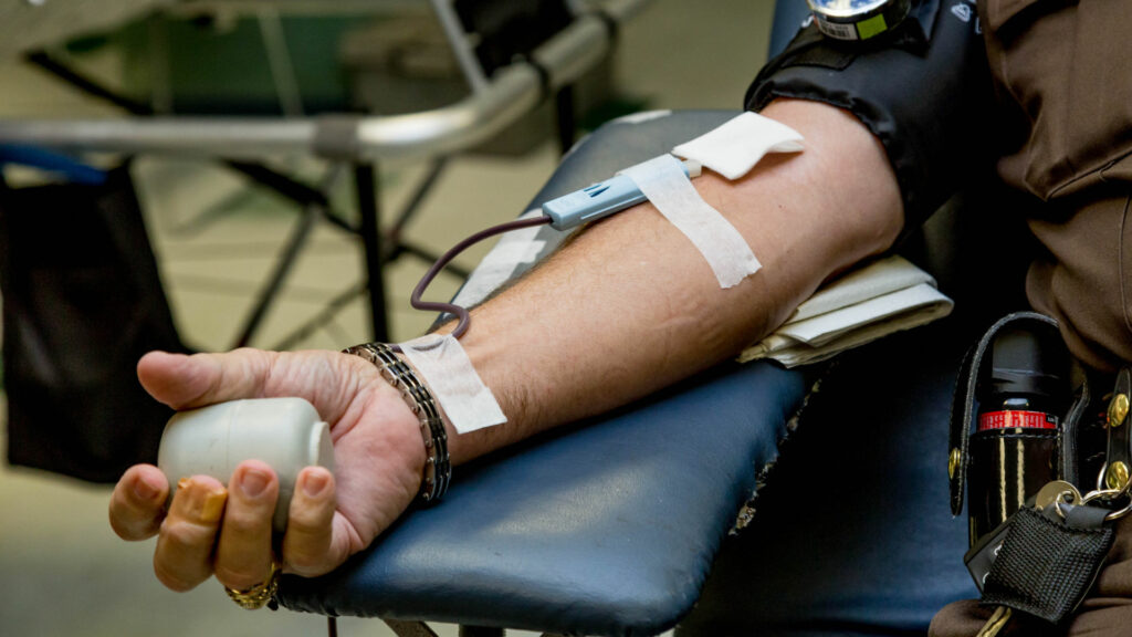 Mensch spendet Blut