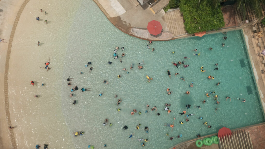 Menschen in einem Freibad