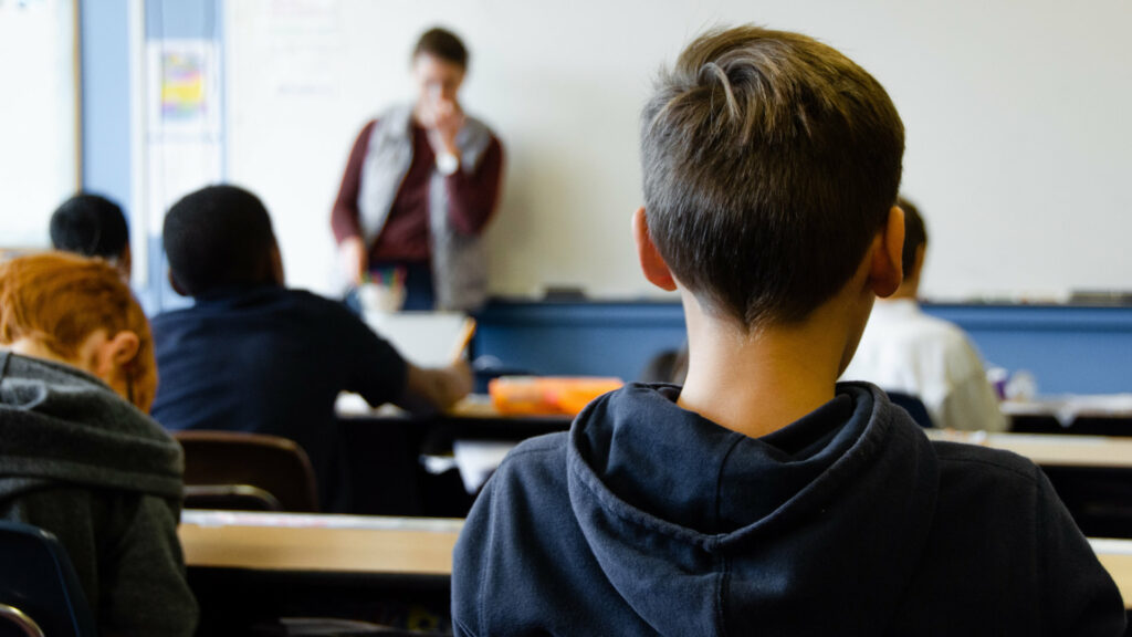 Junge sitzt in der Schule