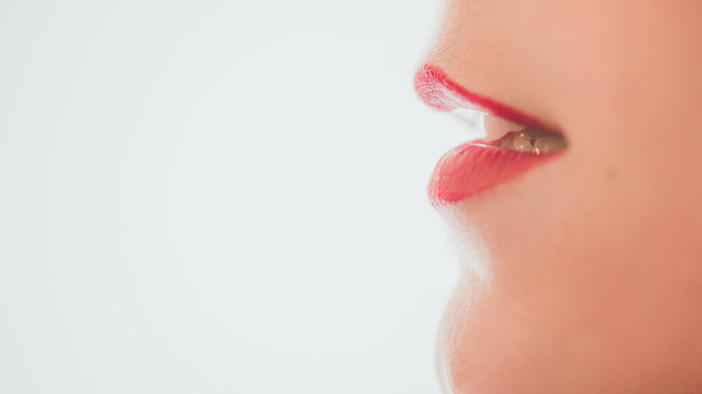 Lippen einer Frau sind leicht geöffnet