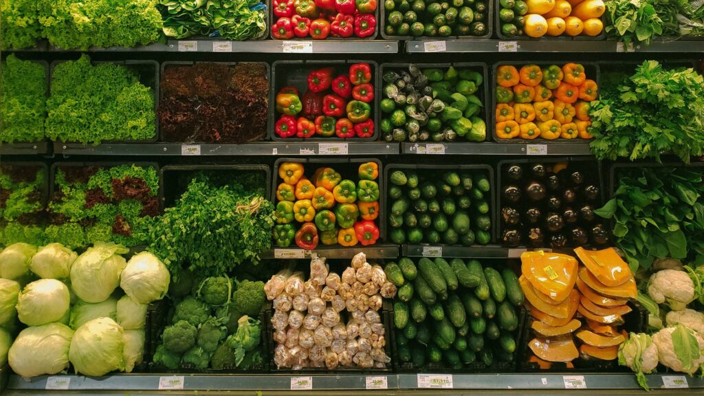 Eine Supermarktfläche mit Gemüse und Obst.