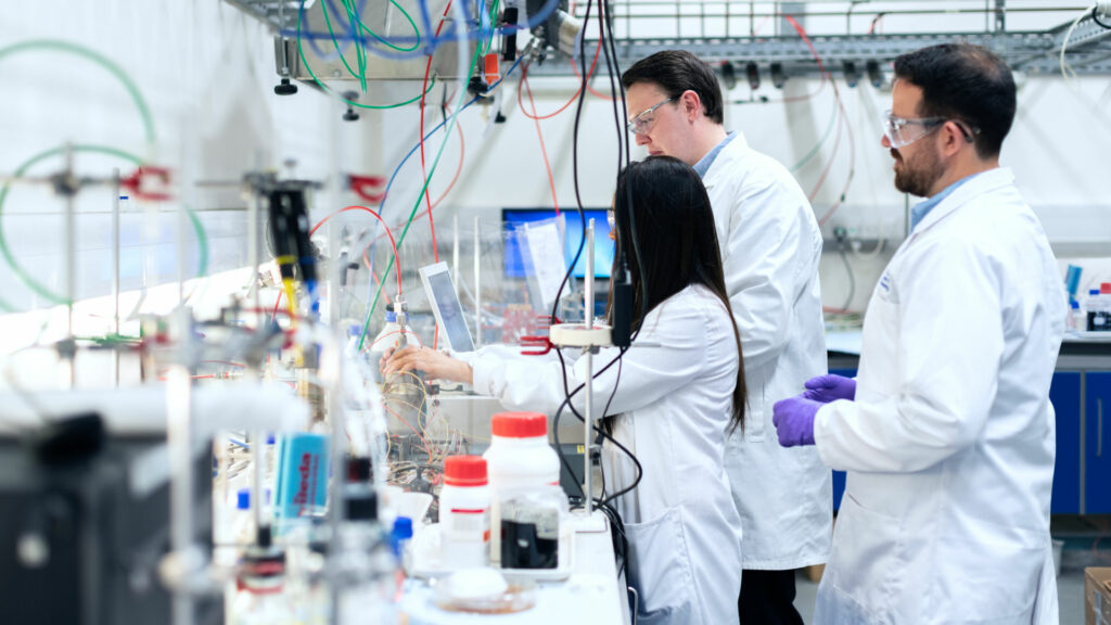 Wissenschaftler zusammen im Labor