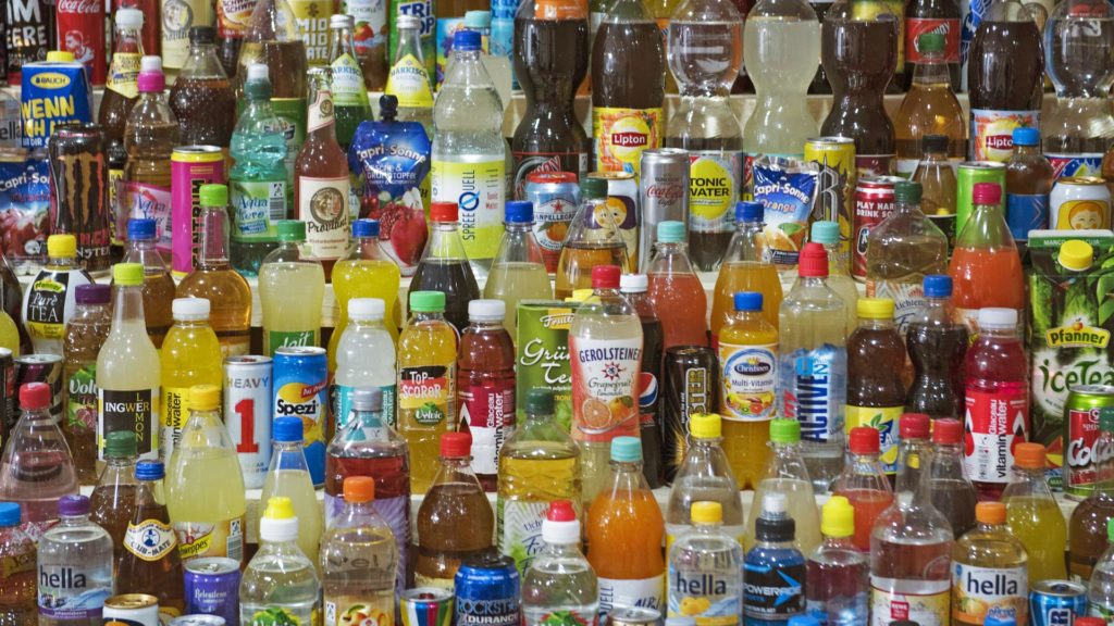 Viele Softdrinks sind neben- und hintereinander aufgereiht