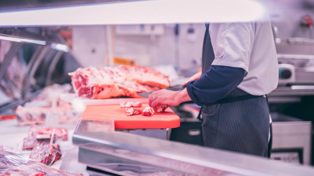 Person schneidet Fleisch