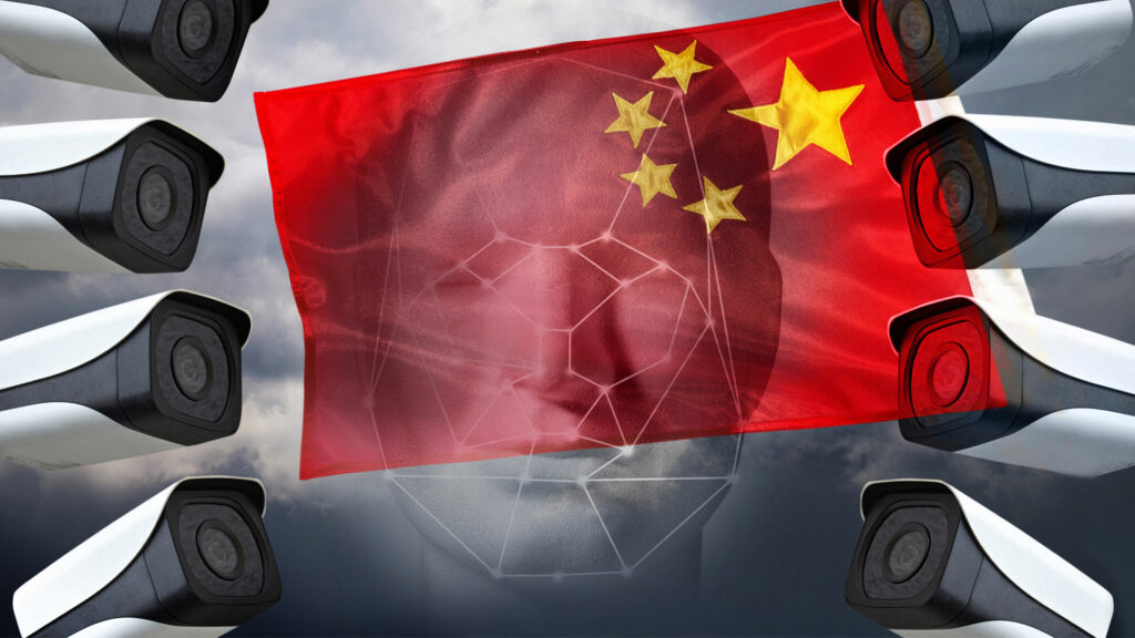 Mittig eine chinesische Flagge, dahinter ein Gesicht, das gescannt zu werden scheint. Drumherum Überwachungskameras.