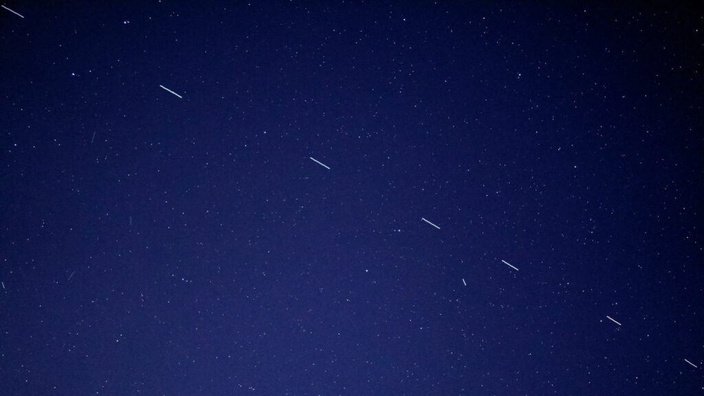 Satelliten am dunklen Himmel