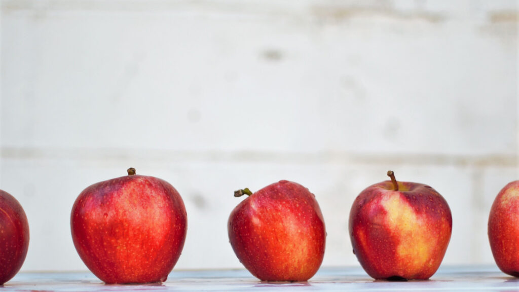 Äpfel liegen nebeneinander