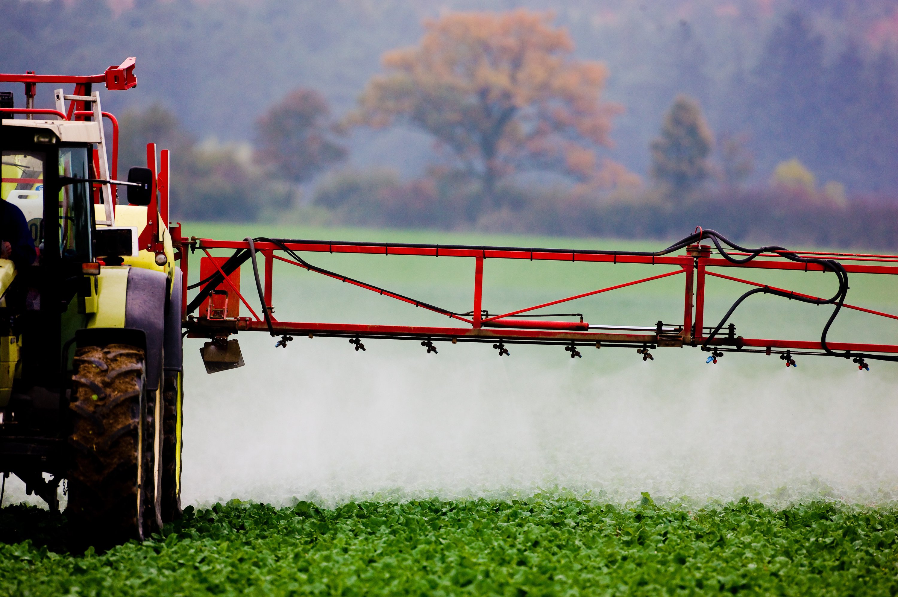 Ein Traktor versprüht Pflanzenschutzmittel | Bildrechte: dpa-Bildfunk