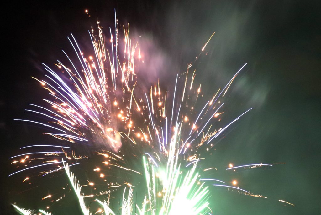 Buntes Silvesterfeuerwerk im Himmel
