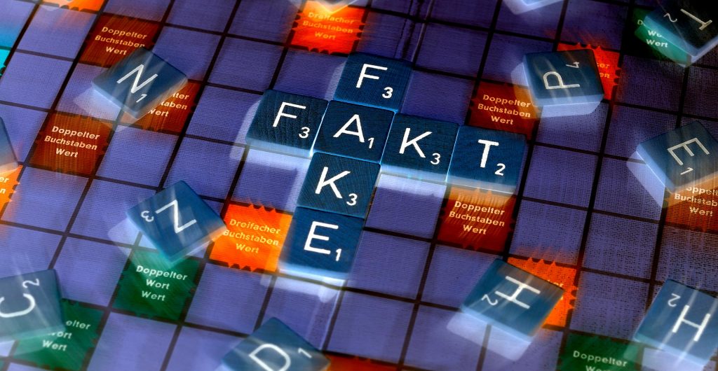Buchstabenblöcke von Scrabble bilden die Wörter "Fakt" und "Fake".