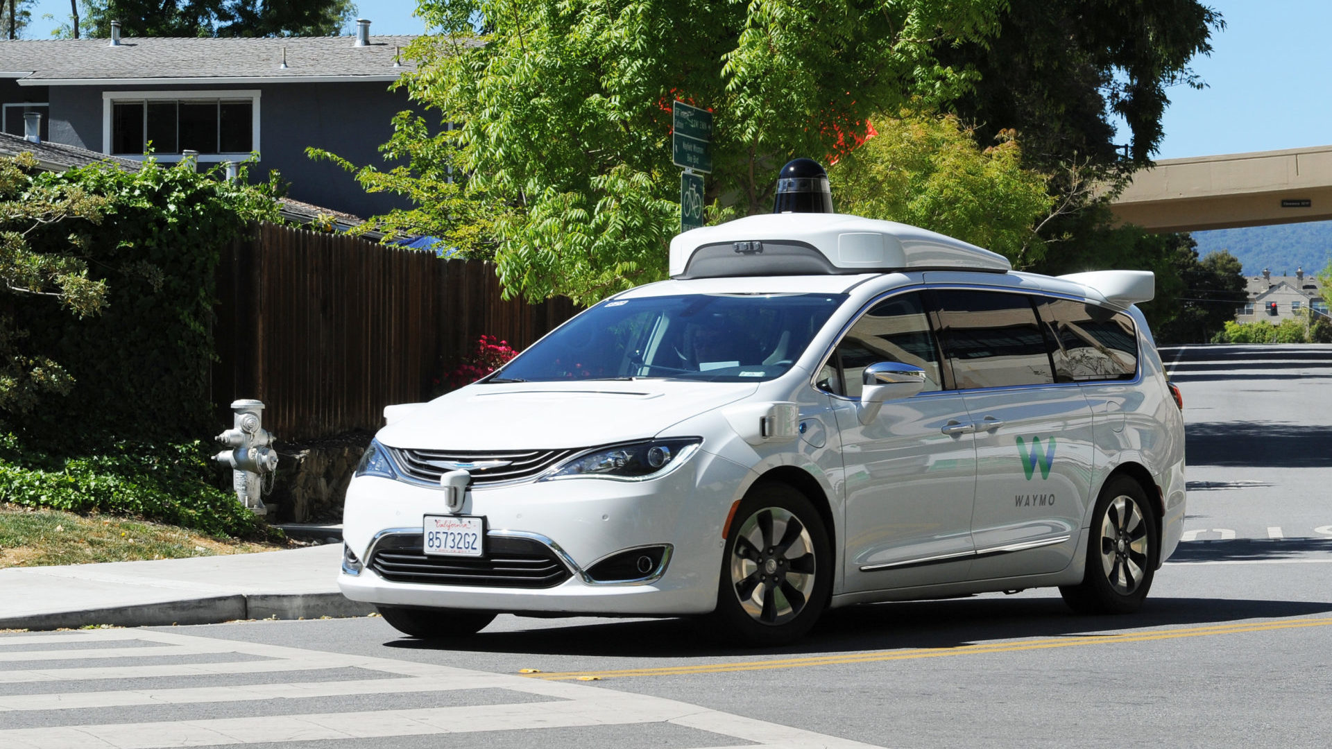 Ein selbstfahrendes Auto der Google-Schwesterfirma Waymo ist auf einer Testfahrt unterwegs. | Foto: Andrej Sokolow/dpa