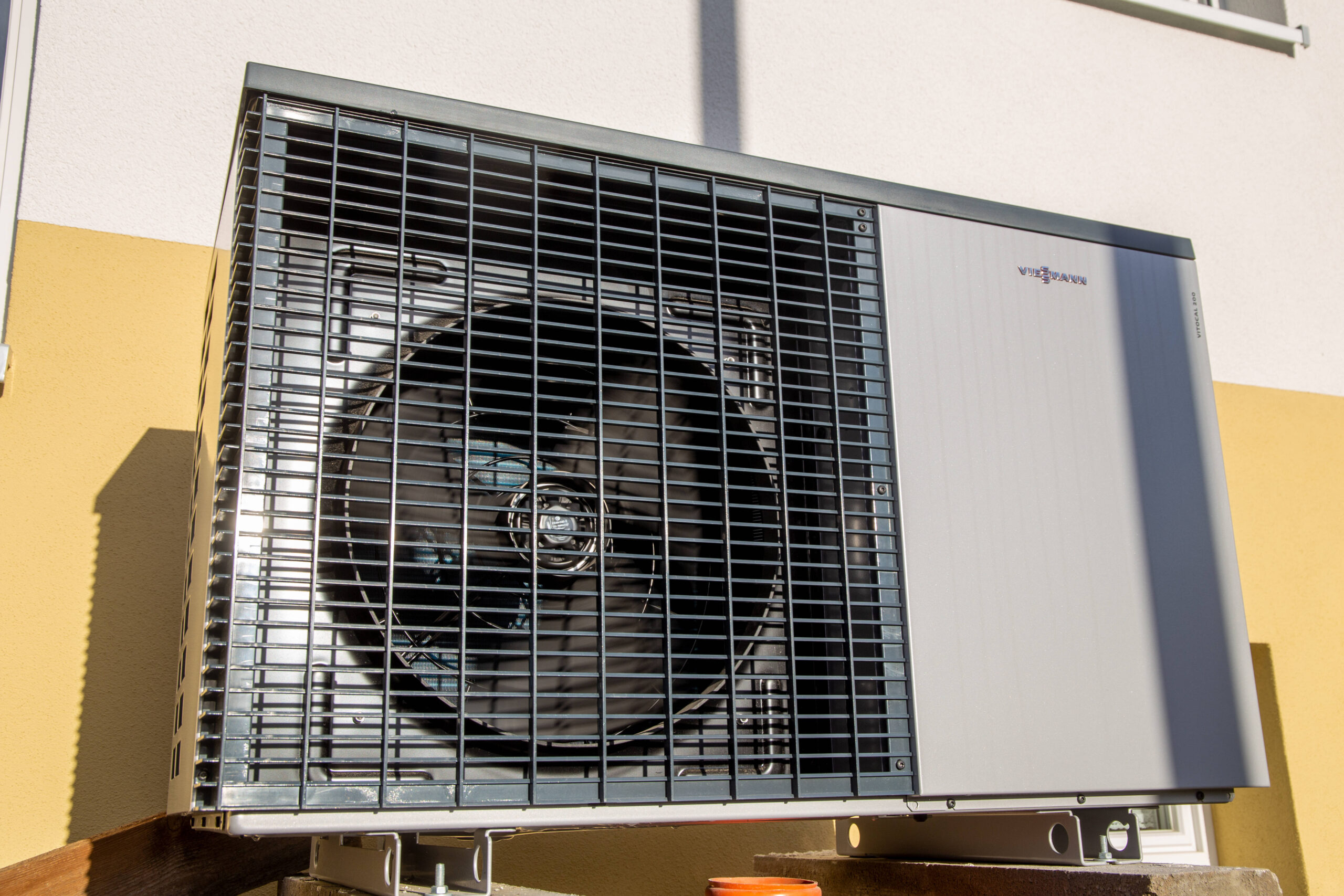Luft- und Wasserwärmepumpe Vitocal 200 vom Hersteller Viessmann an einem Wohnhaus *** Air and water heat pump Vitocal 2 Luft- und Wärmewasserpumpe
