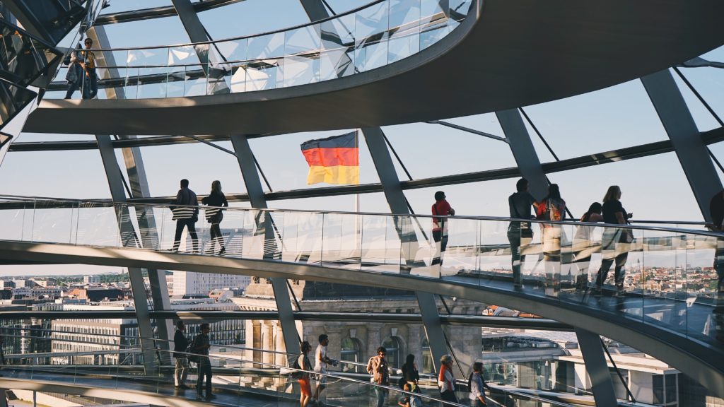 Deutscher Bundestag mit Flagge