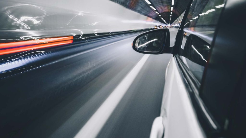 Auto fährt durch einen Tunnel