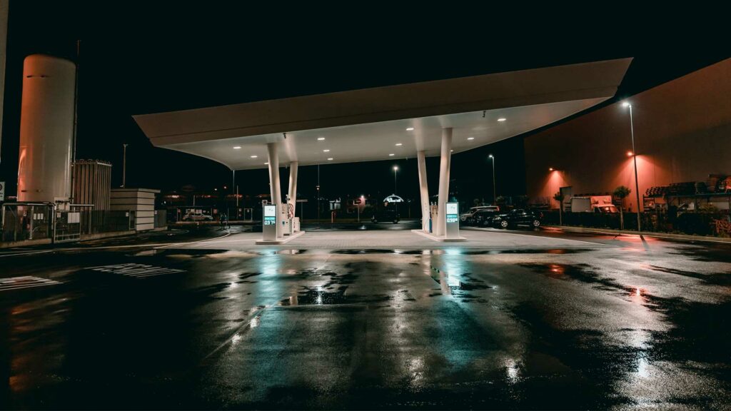 Tankstelle bei Nacht.