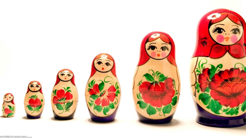 Russische Steckpuppen der Größe nach aufgereiht