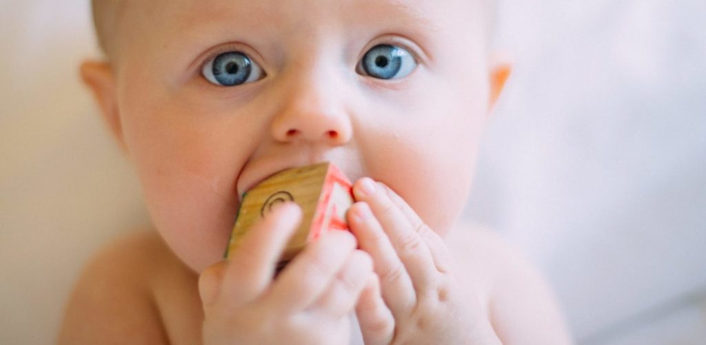 Baby mit blauen Augen | Photo by Colin Maynard on Unsplash