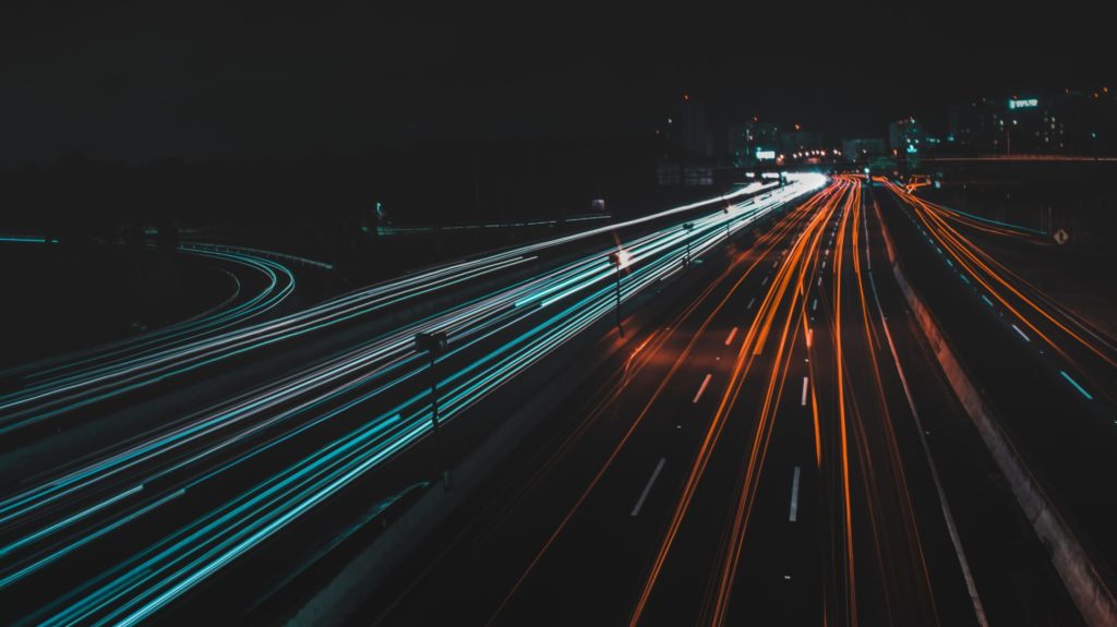 Autobahn bei Nacht | Photo by Cris Ovalle on Unsplash