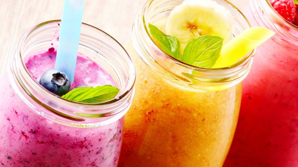 Drei bunte Smoothies in einer Reihe