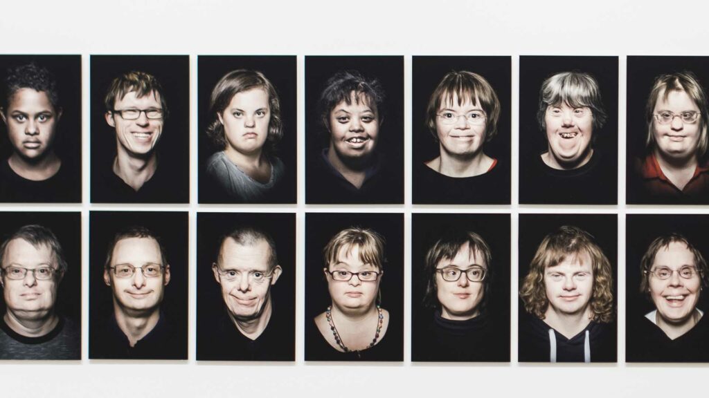 Fotos verschiedener Menschen mit Down Syndrom.
