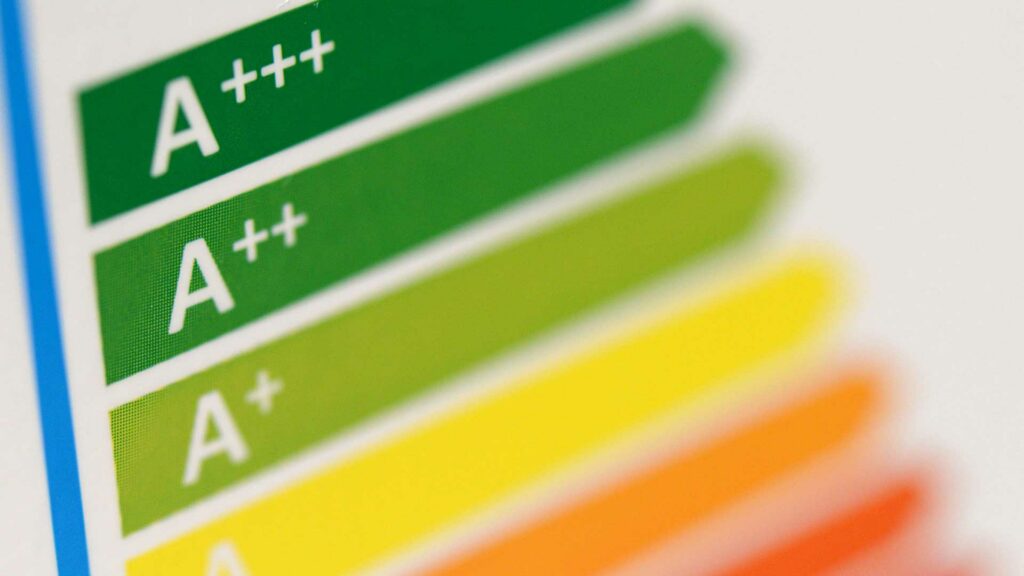 Energieeffizienzlabel von A plus plus plus bis A. Zu erkennen sind sechs bunte Balken von dunkel grün bis rot.