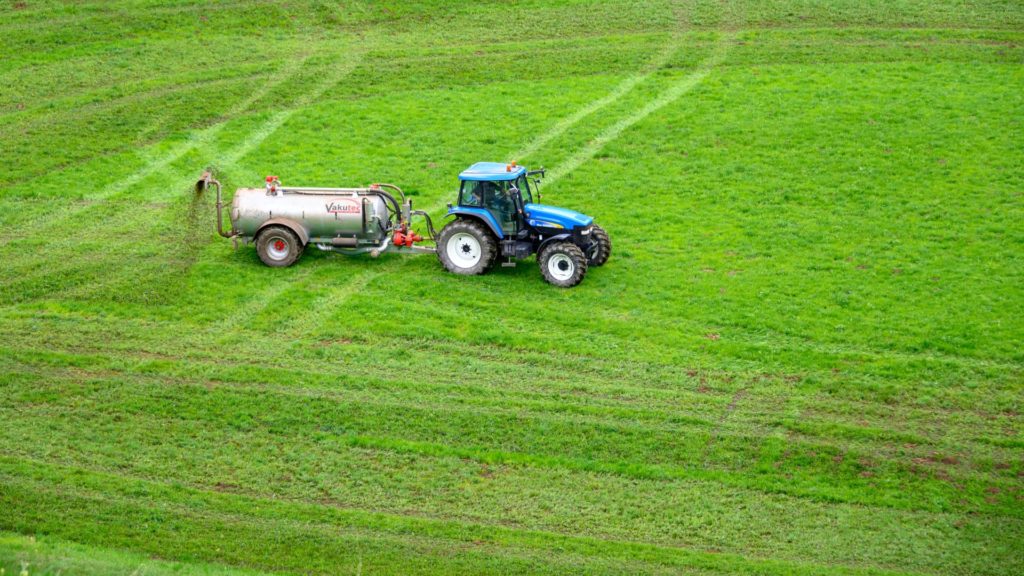 Ein Traktor bringt Gülle auf einem Feld aus | Bild: Etienne Girardet