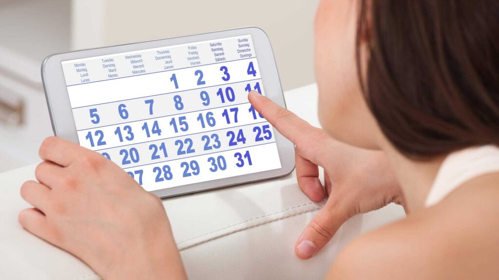 Frau plant in einem Kalender