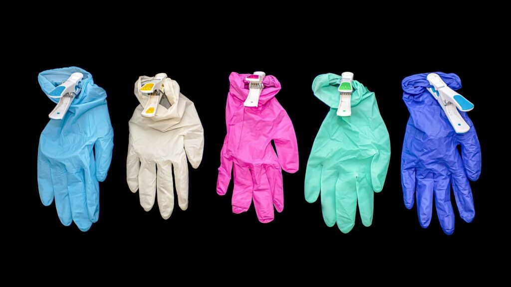 Fünf verschiedenfarbige Einmalhandschuhe