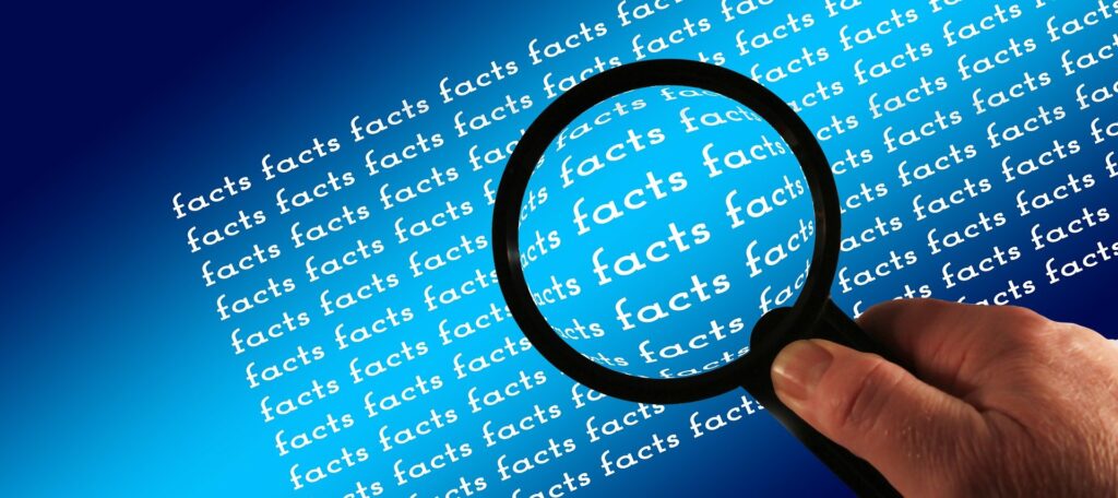 Eine Lupe über dem Wort "facts"