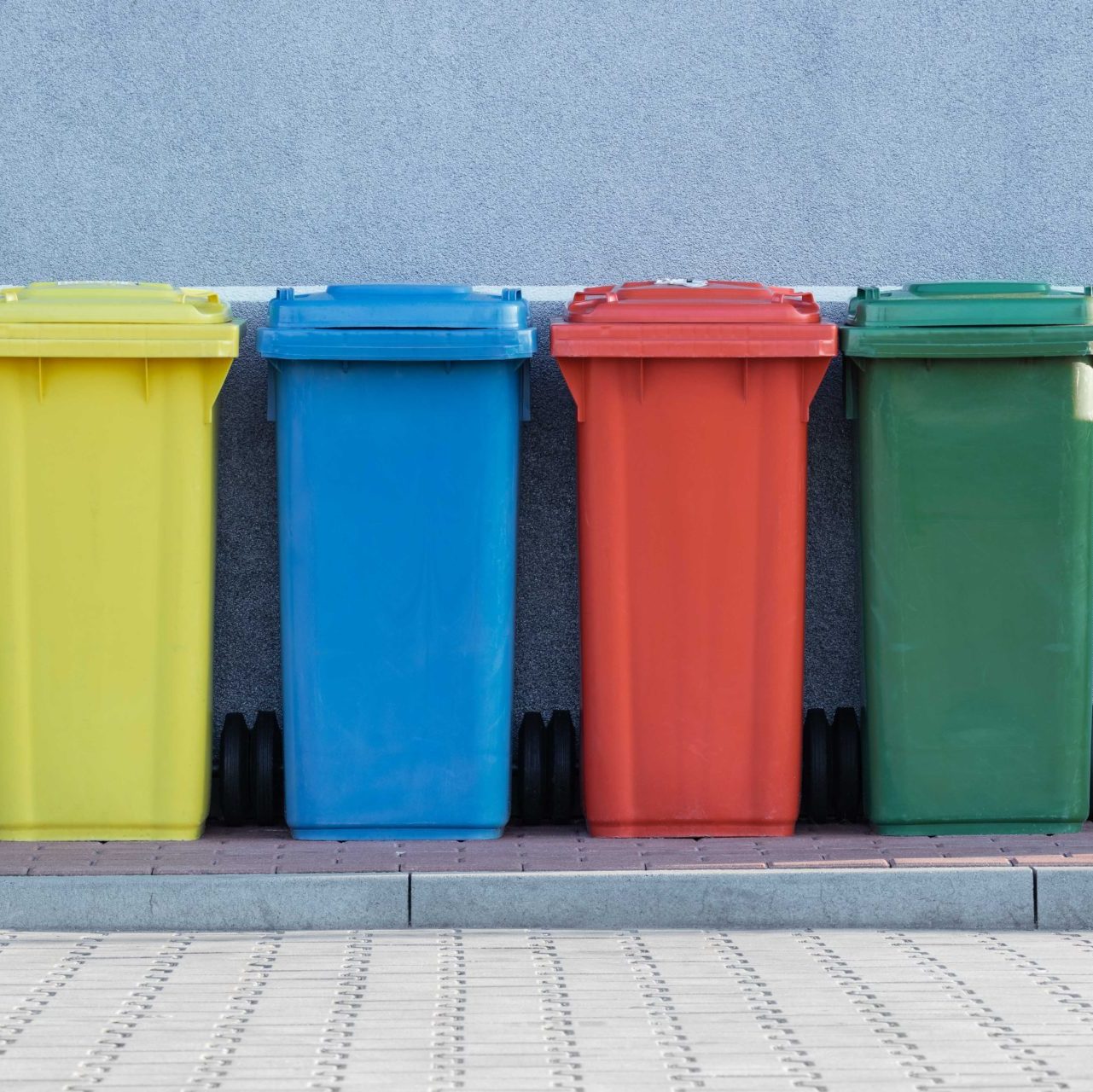 Bunte Mülltonnen am Straßenrand | Photo by Paweł Czerwiński on Unsplash