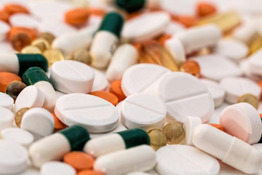 Viele Tabletten und Kapseln auf einem Tisch.