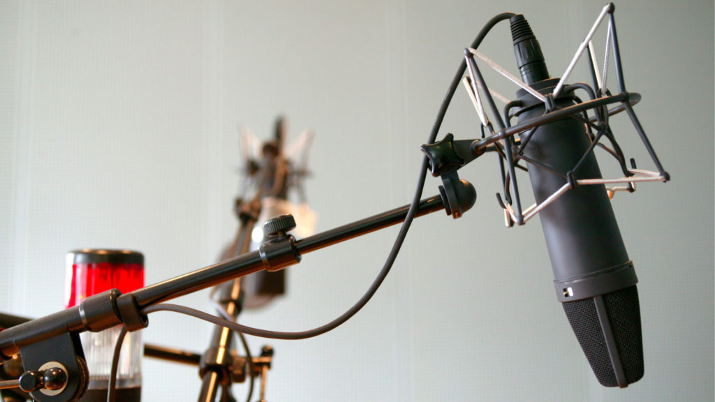 Radiomikrofon und Studio-Rotlicht