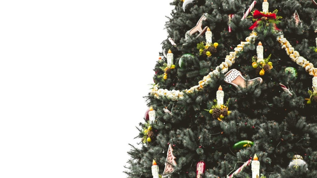 Weihnachtsbaum mit Kerzen | Photo by Thomas Kelley on Unsplash