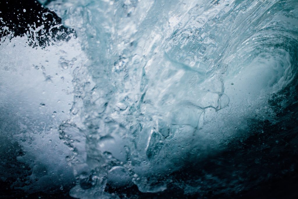 Wasser mit Welle von unten aus subjektiver Perspektive
