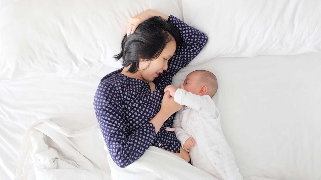 Mutter und Kind liegen im Wochenbett